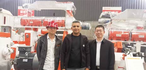 西非客戶訪問強(qiáng)福機(jī)械購買飼料線生產(chǎn)設(shè)備